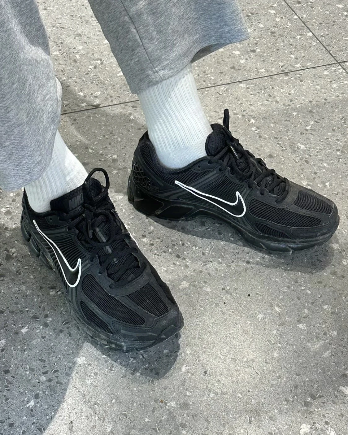 NIKE AIR ZOOM VOMERO 5 全黑 白描邊(HM9986-001)
