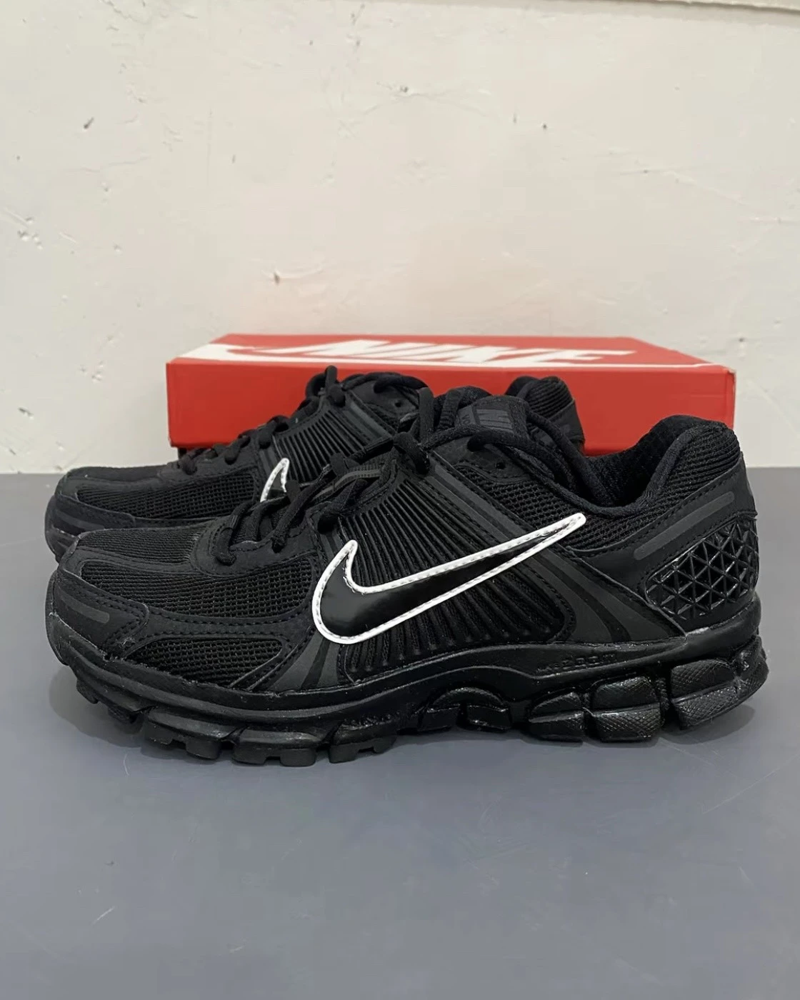 NIKE AIR ZOOM VOMERO 5 全黑 白描邊(HM9986-001)