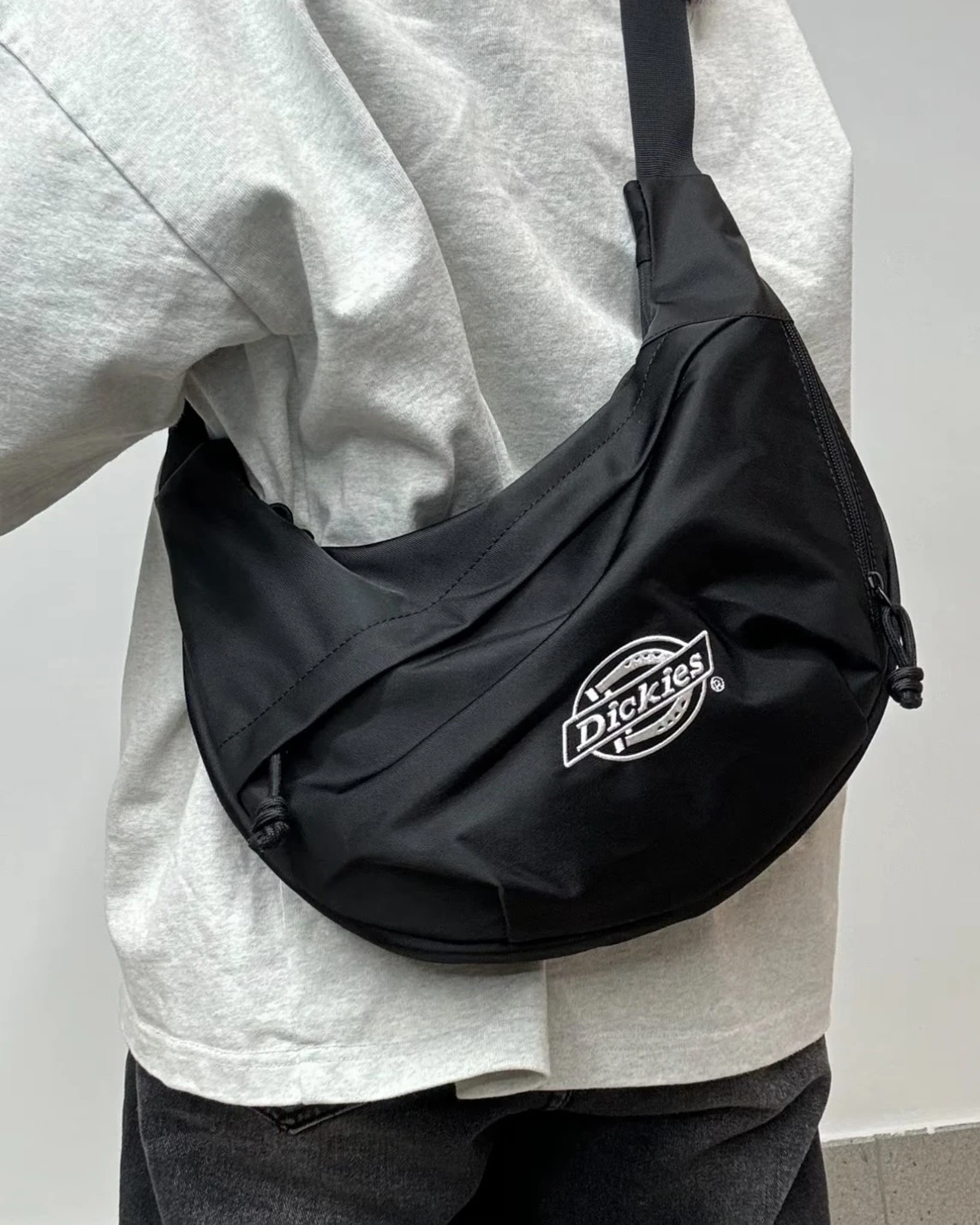 Dickies 經典LOGO 大容量 側背 肩背 斜背 餃子包(兩色可選)