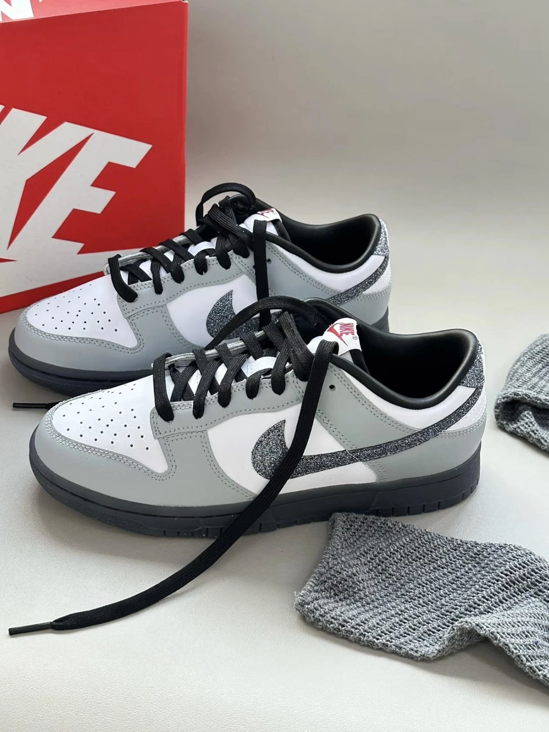 NIKE DUNK LOW"GLITTER SWOOSH" 灰白滿天星 女款(HQ3462-191)