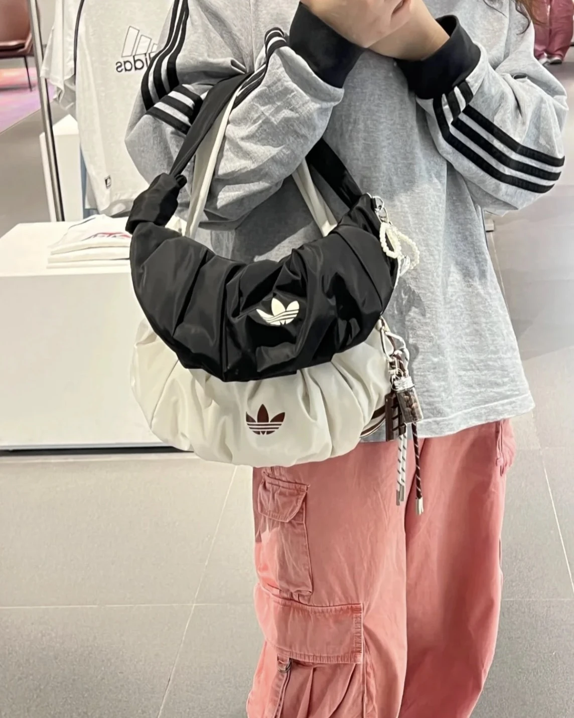 Adidas 經典三葉草羊角雲朵包小號奶油棕經典黑白(KA9267 KA9266