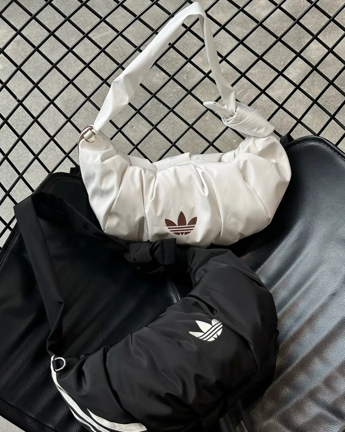 Adidas 經典三葉草 羊角雲朵包 小號 奶油棕 經典黑白(KA9267 KA9266)