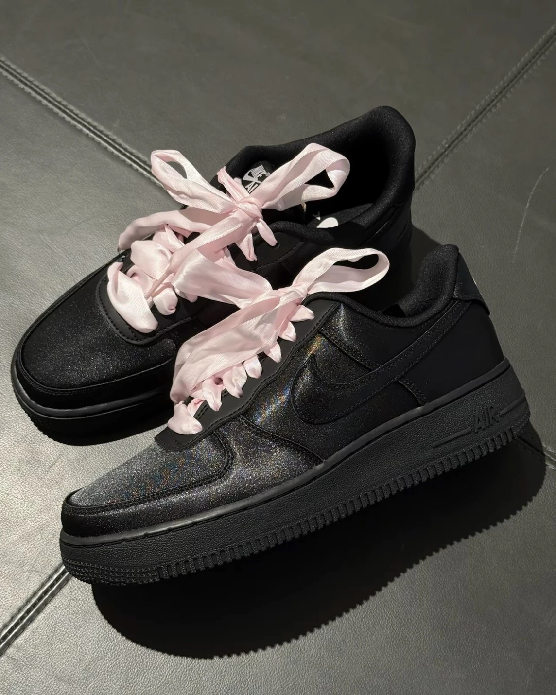 <國外限定>NIKE AIR FORCE 1 LOW "Black Satin" 黑粉 絲綢 緞帶(IH2034-010)
