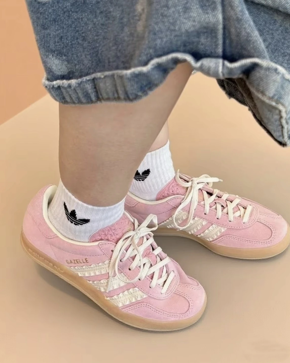 ADIDAS GAZELLE INDOOR 奶油蜜桃粉 荷葉邊 德訓鞋(JS1413)