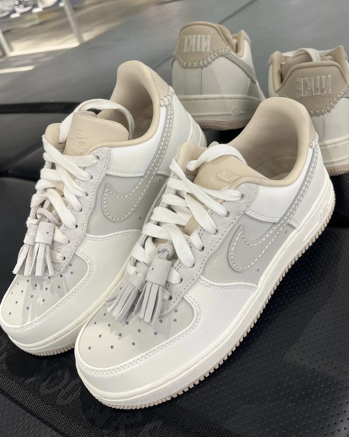NIKE AIR FORCE 1 LOW 奶油灰白 奶茶 流蘇(HV1813-001)