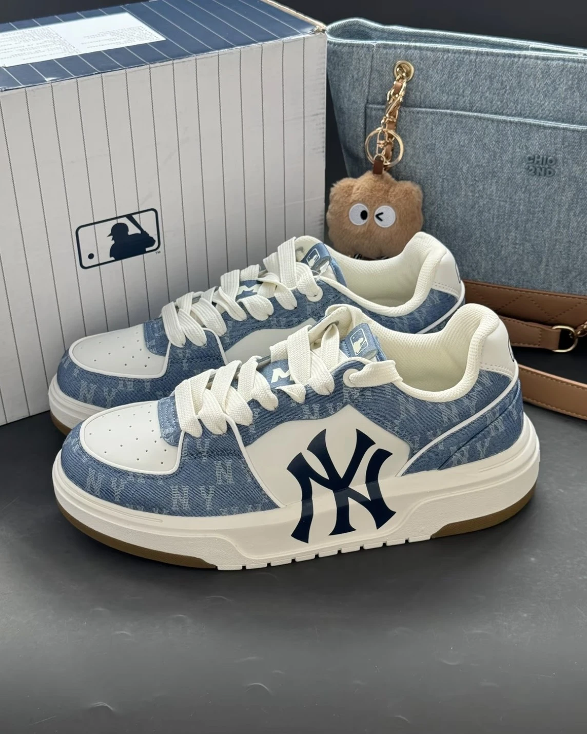 MLB Monogram Chunky Liner系列 洋基隊 淺藍 焦糖底 老爹鞋 學長鞋(3ASXCLD4N-50BLS)