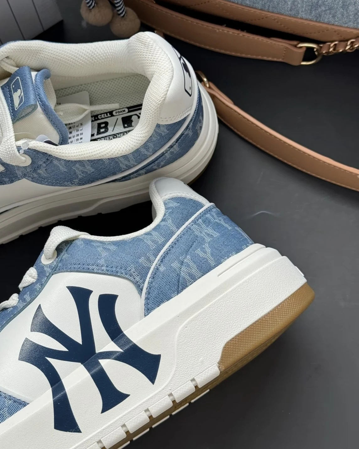 MLB Monogram Chunky Liner系列 洋基隊 淺藍 焦糖底 老爹鞋 學長鞋(3ASXCLD4N-50BLS)