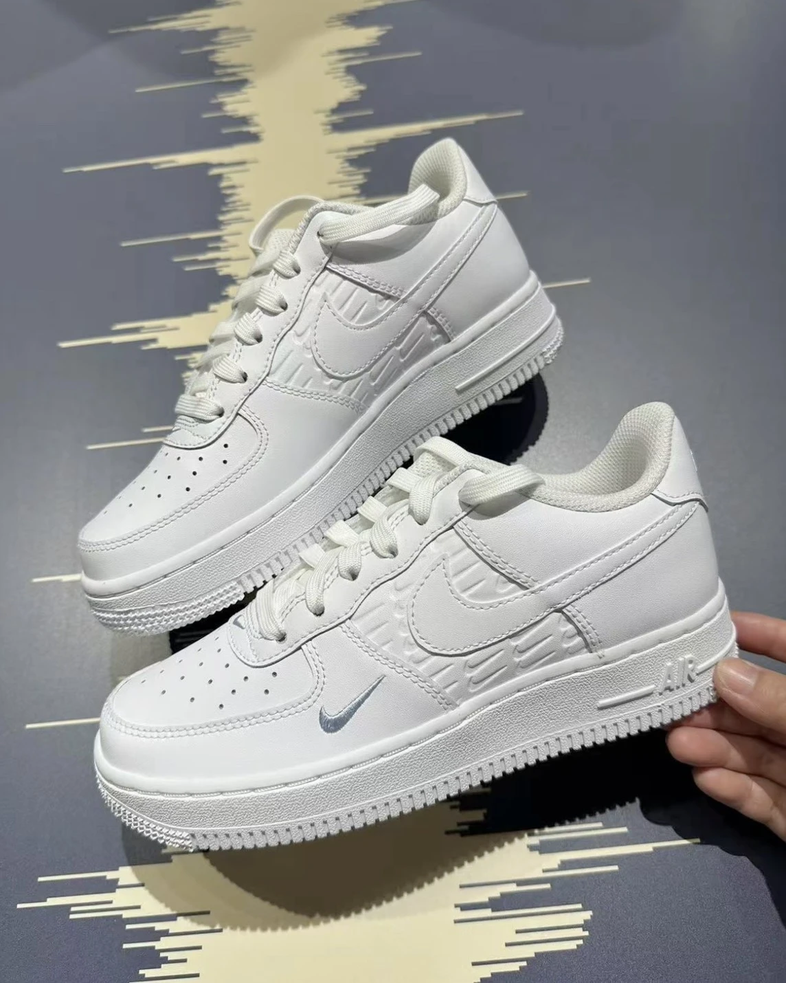 NIKE AIR FORCE 1 GS 白藍 壓紋皮革 小勾刺繡(IH4475-100)
