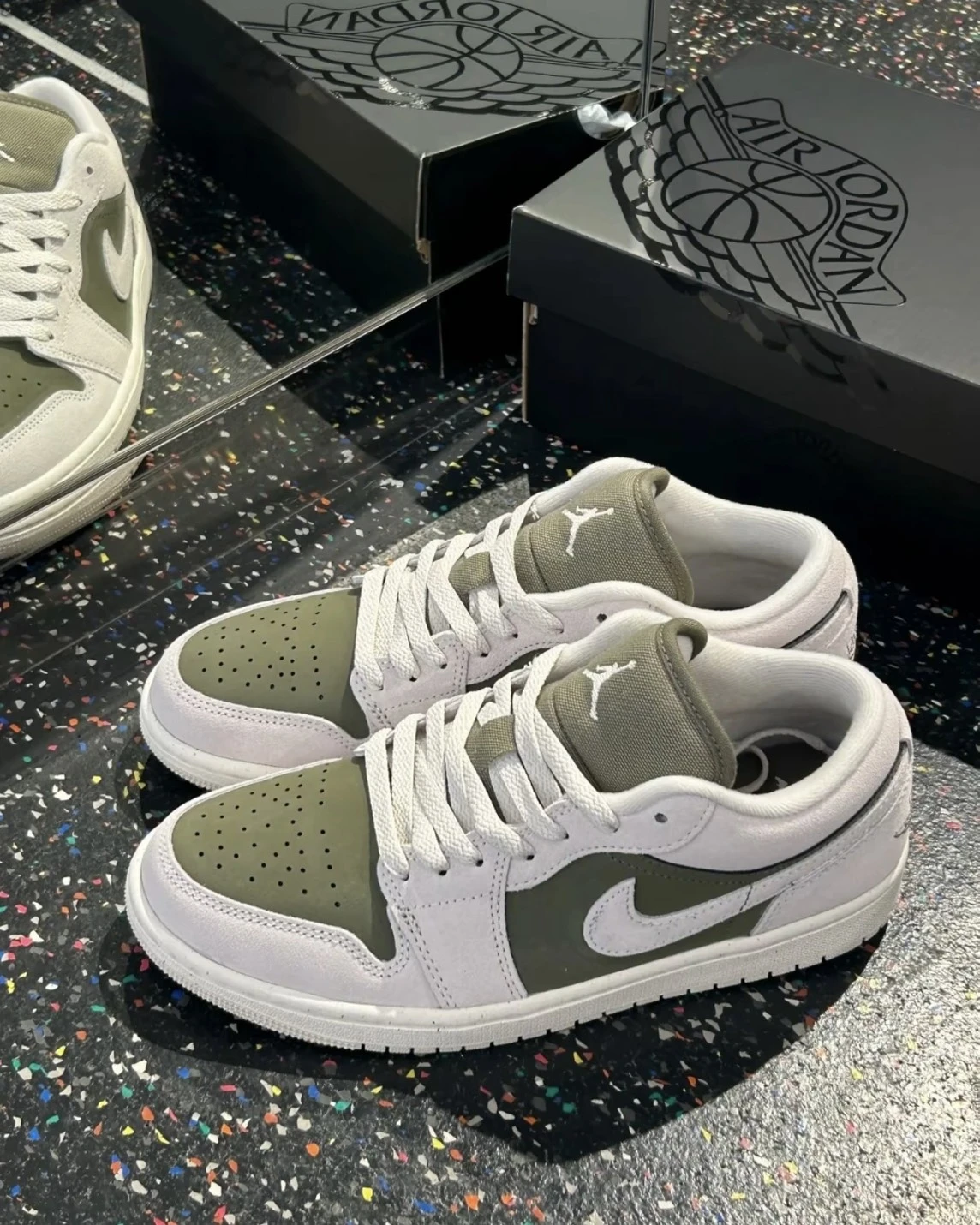 NIKE AIR JORDAN 1 LOW "Medium Olive"反轉 米綠 麂皮(HV4396-201 HV4089-201)