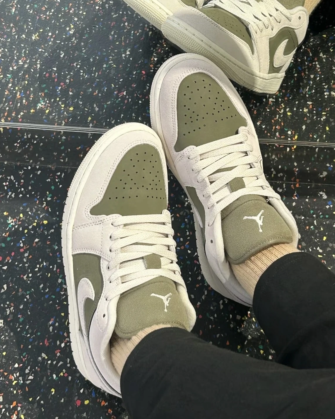 NIKE AIR JORDAN 1 LOW "Medium Olive"反轉 米綠 麂皮(HV4396-201 HV4089-201)
