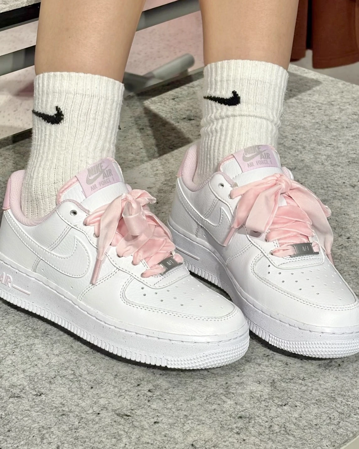NIKE AIR FORCE 1 LOW "Pink Foam" 寶寶粉 粉絲綢緞帶 女款(HV4403-601)