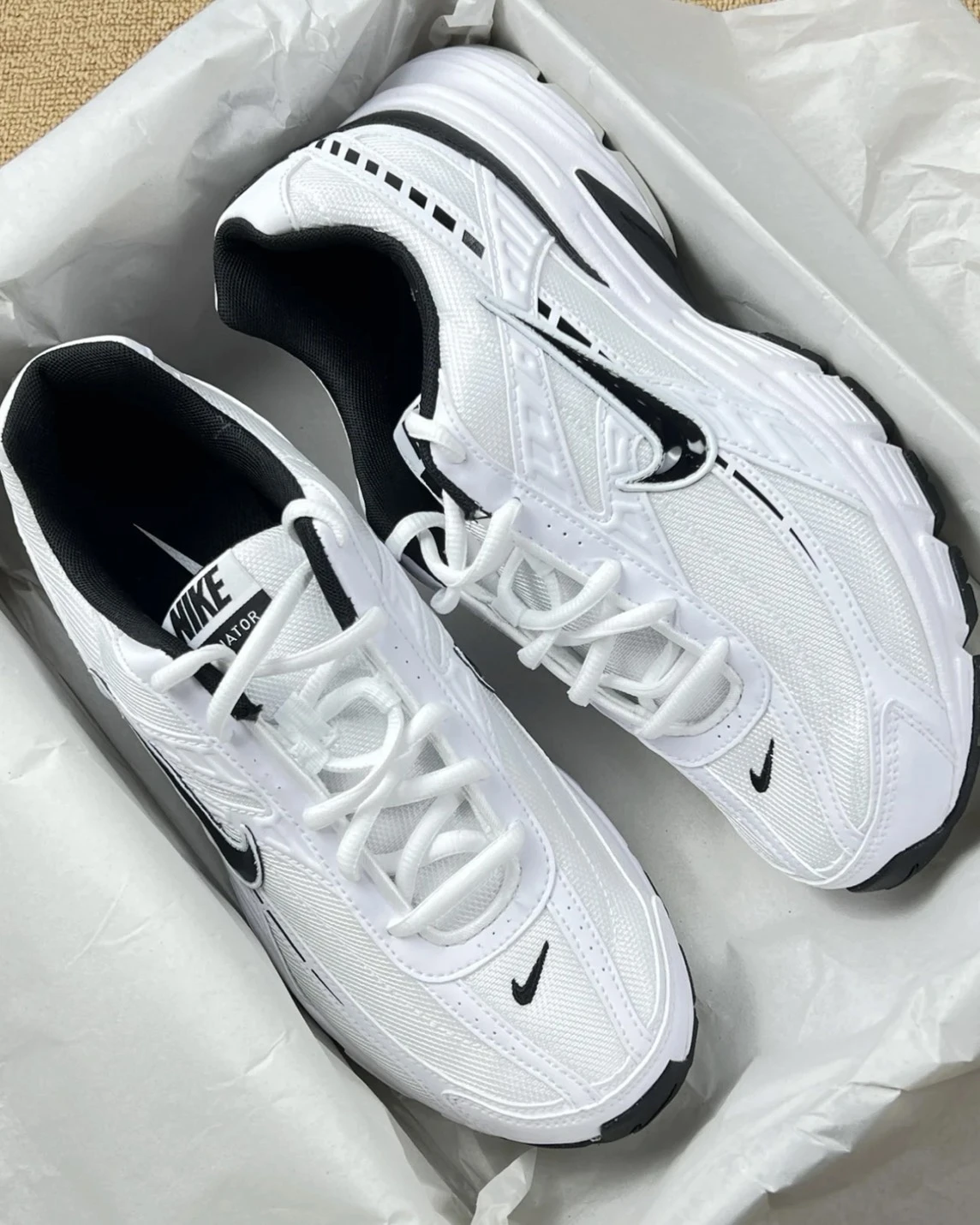 <超扯價>Nike Initiator 白黑 復古 運動 情侶款 休閒跑鞋(394055-100 FQ6873-101)