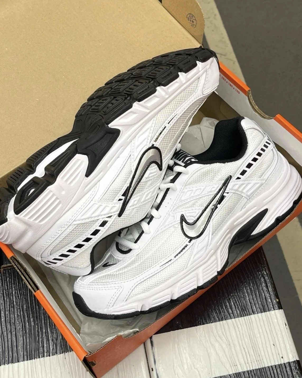 <超扯價>Nike Initiator 白黑 復古 運動 情侶款 休閒跑鞋(394055-100 FQ6873-101)
