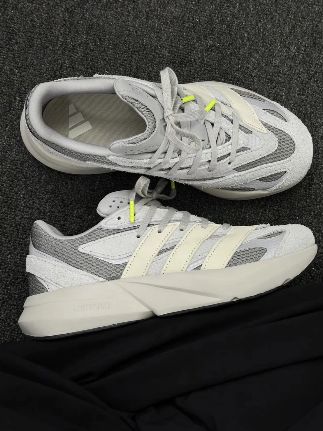 ADIDAS LIGHTBLAZE 米灰色 復古灰(JQ9973)
