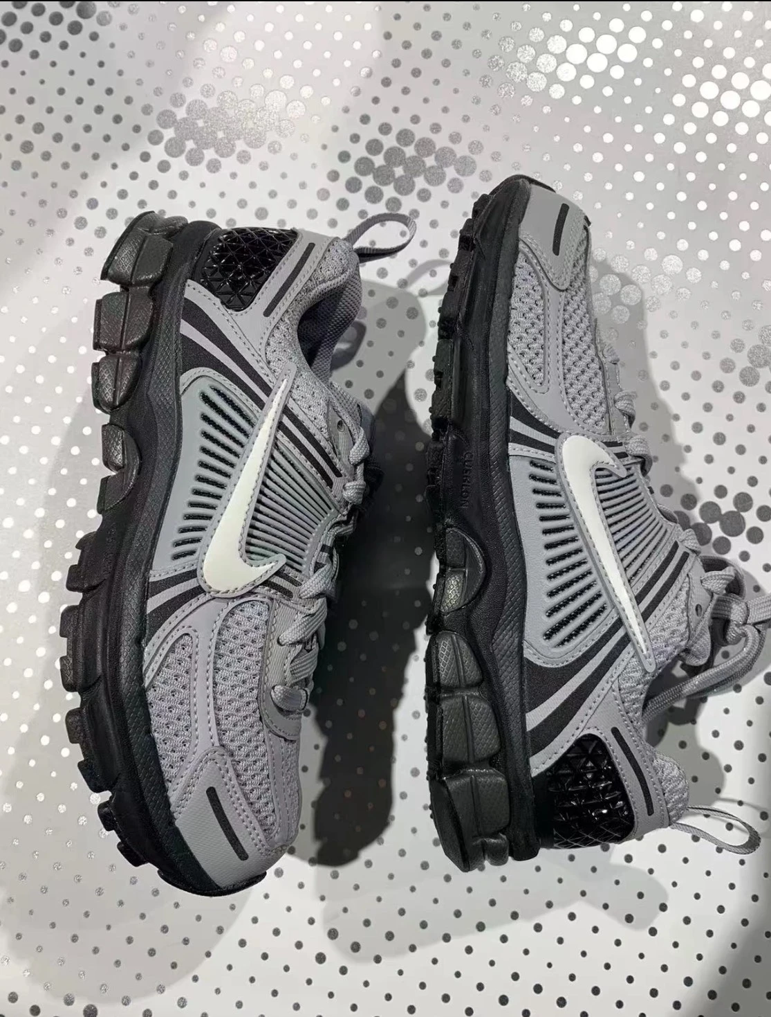 NIKE AIR ZOOM VOMERO 5 GS米黑灰(HV6421-001)