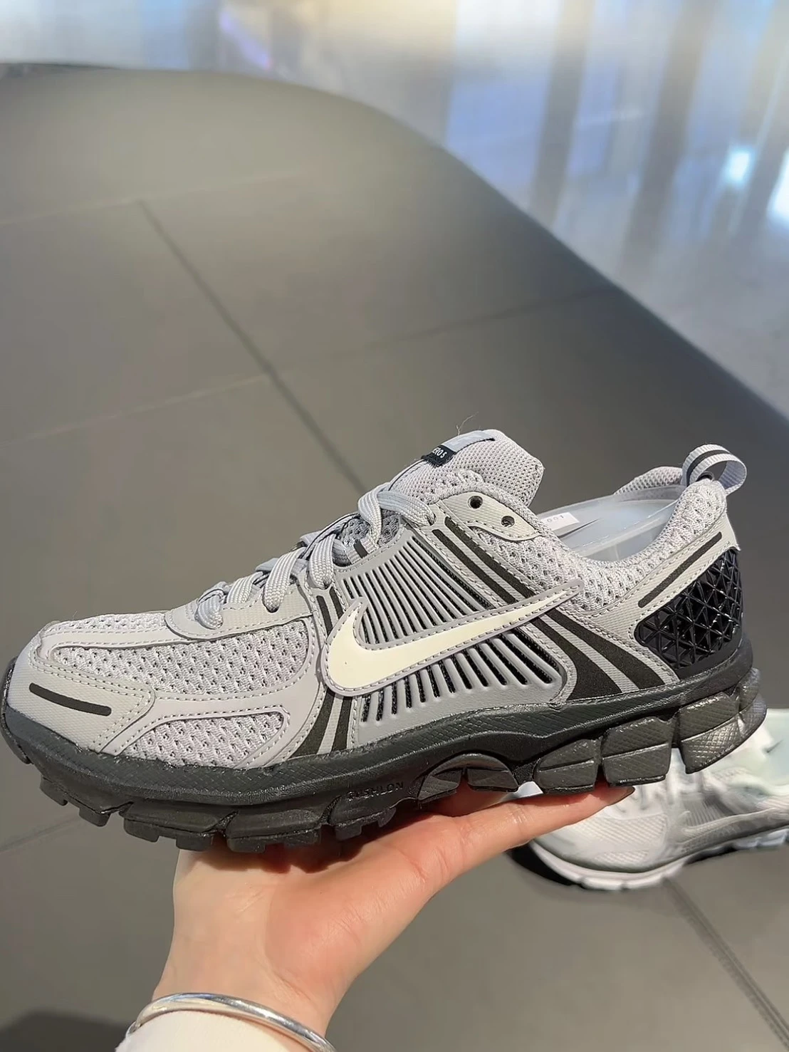 NIKE AIR ZOOM VOMERO 5 GS米黑灰(HV6421-001)