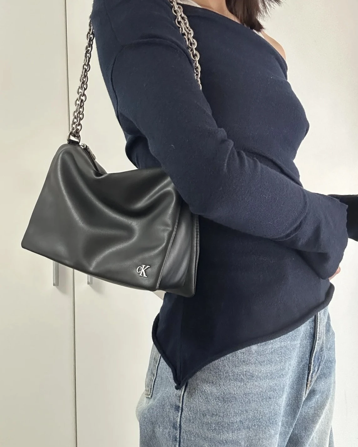 Calvin Klein CK 金屬字母鏈條 太空黑 中號 合成皮革 方包 枕頭包(DH3575-001)