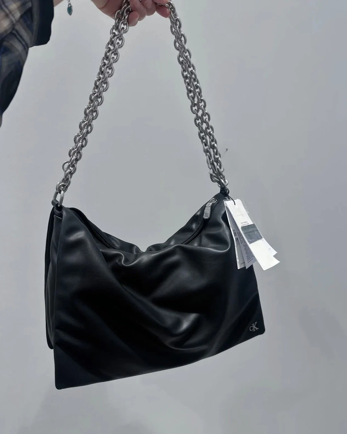Calvin Klein CK 金屬字母鏈條 太空黑 中號 合成皮革 方包 枕頭包(DH3575-001)