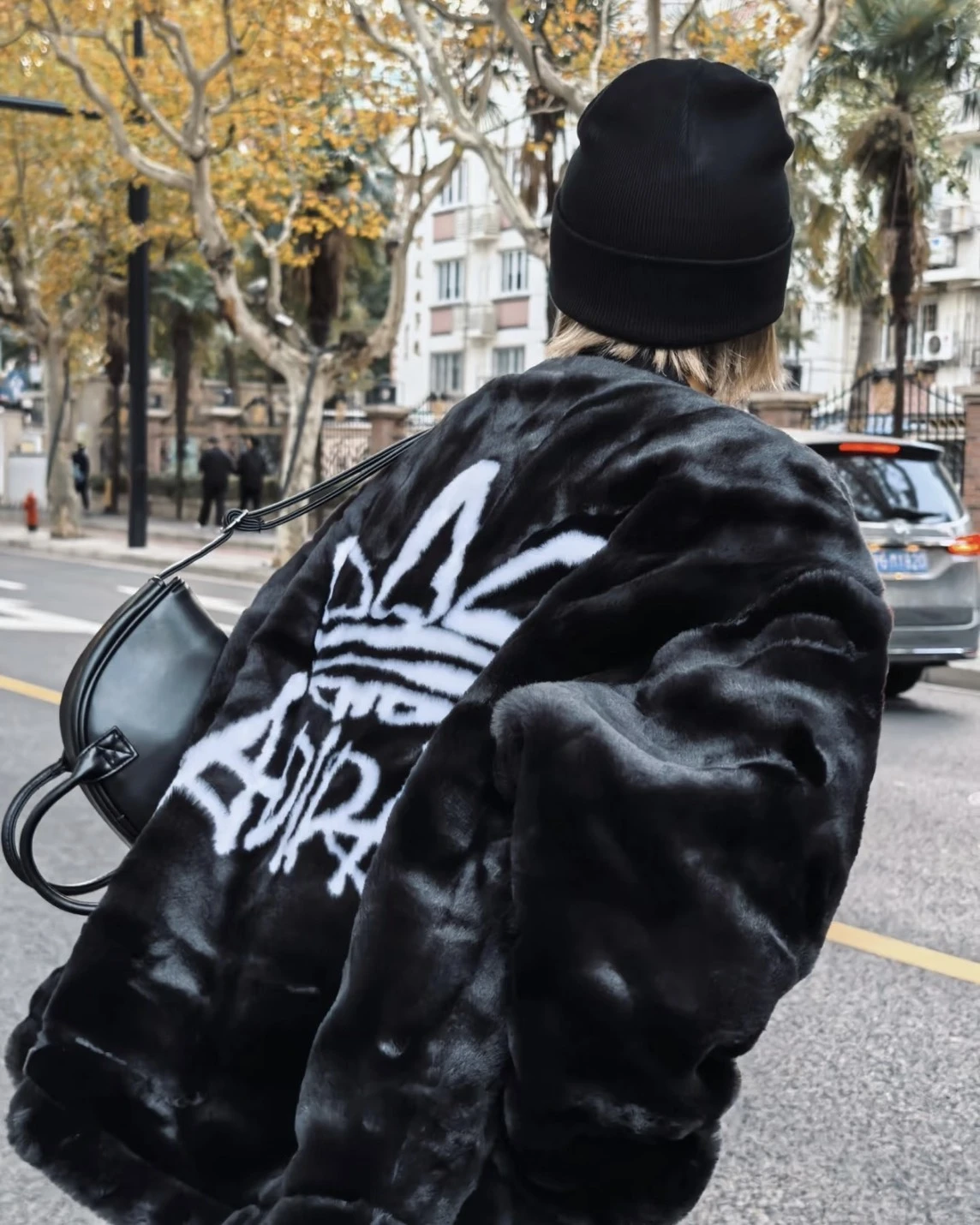 <限定折爆>ADIDAS ORIGINALS FUR JACKET 三葉草塗鴉 毛茸茸 毛毛外套(JD3776)