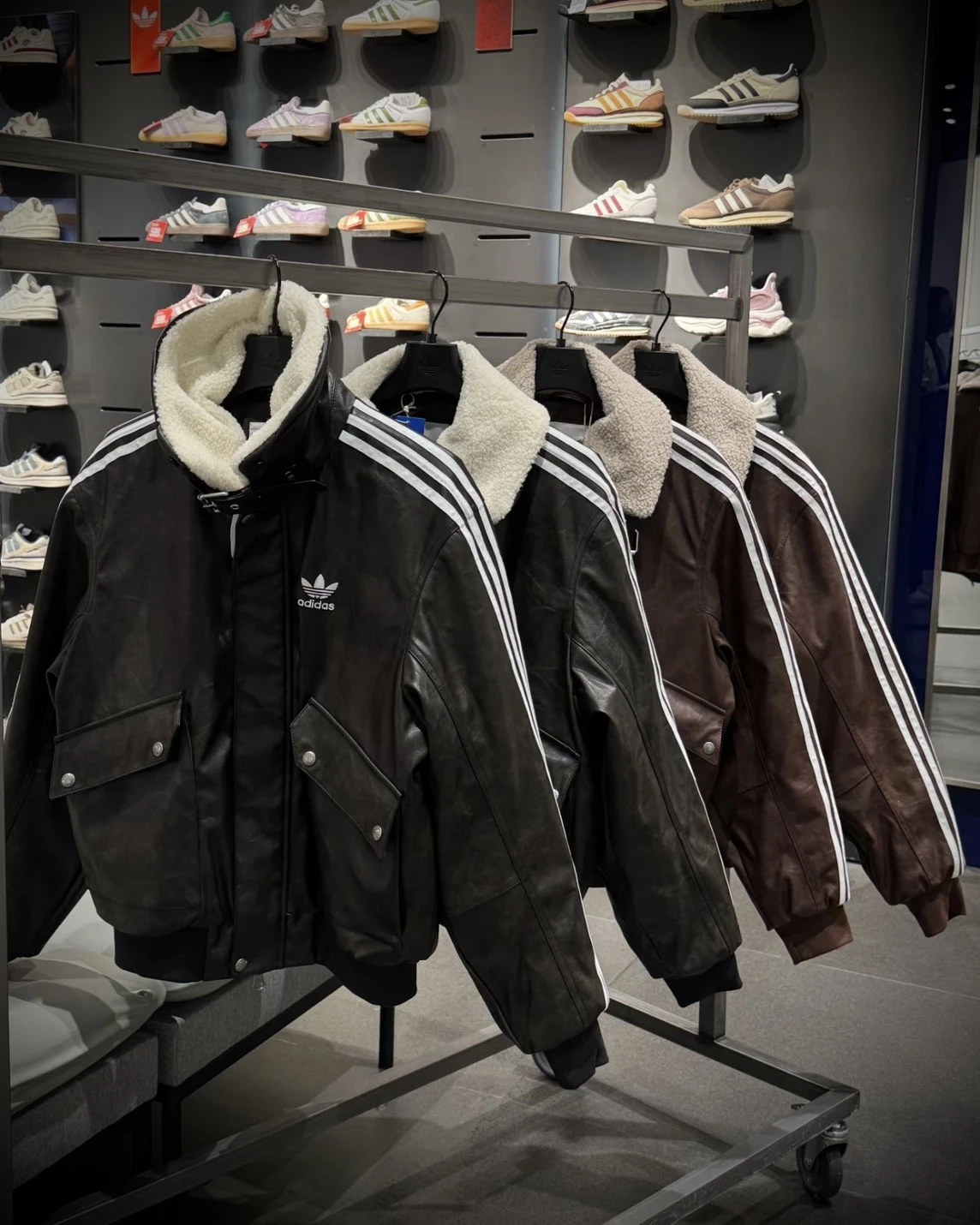 帥爆冬天>Adidas Originals FW25 PAD JKT 咖黑羊羔毛領皮外套(KF3691