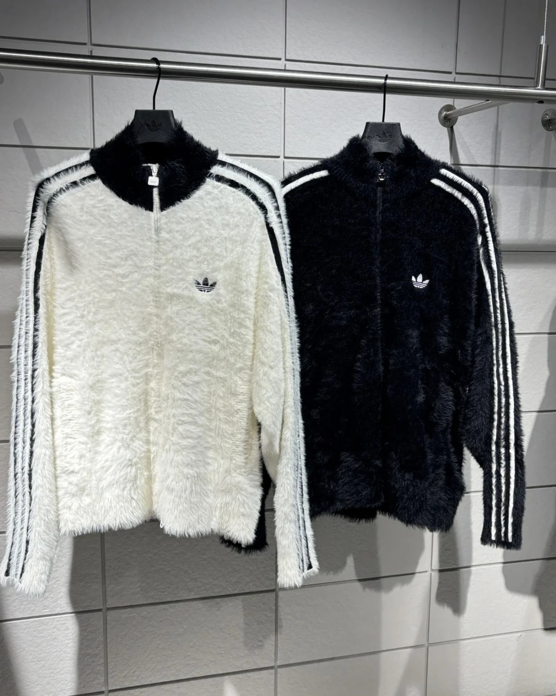 <毛毛感>ADIDAS ORIGINALS FW25 秋冬新款 海馬毛 毛茸茸 黑 白 拚色外套(KR5145 / KR5152)