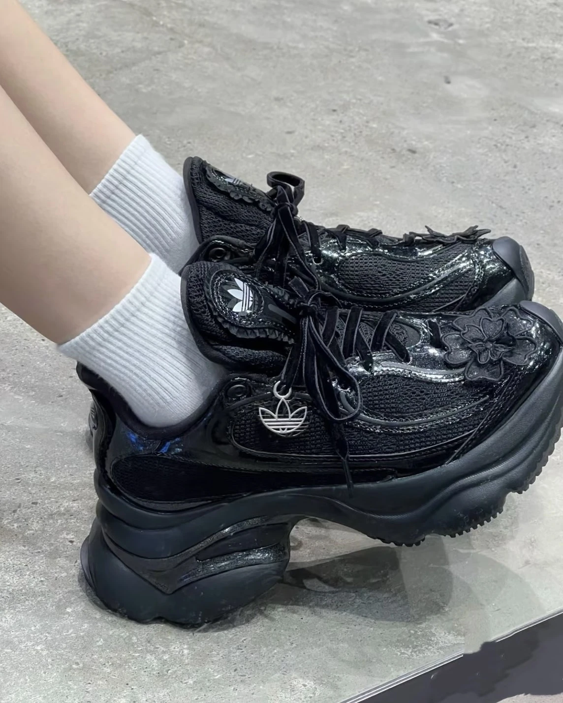 Adidas Originals Ozvenuz 蝴蝶鞋 全黑 雕花蕾絲 厚底 老爹鞋(HQ2677)
