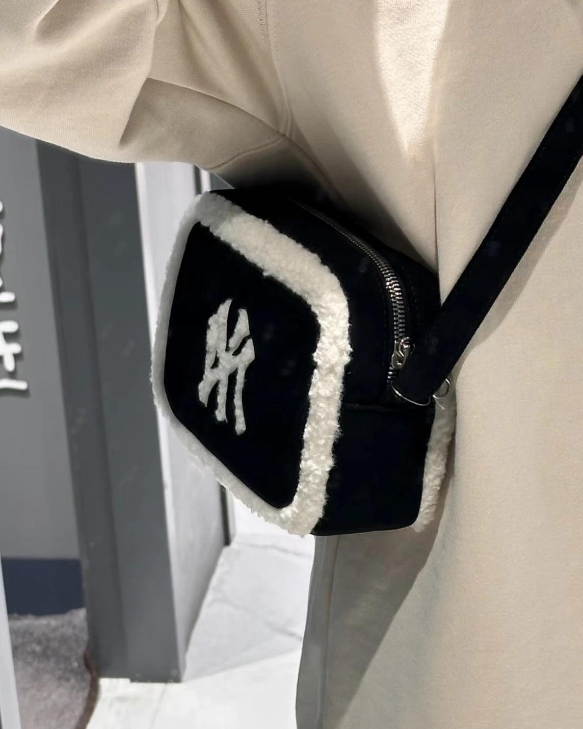 MLB 仿羊羔絨 斜跨 小方包(兩種可選)