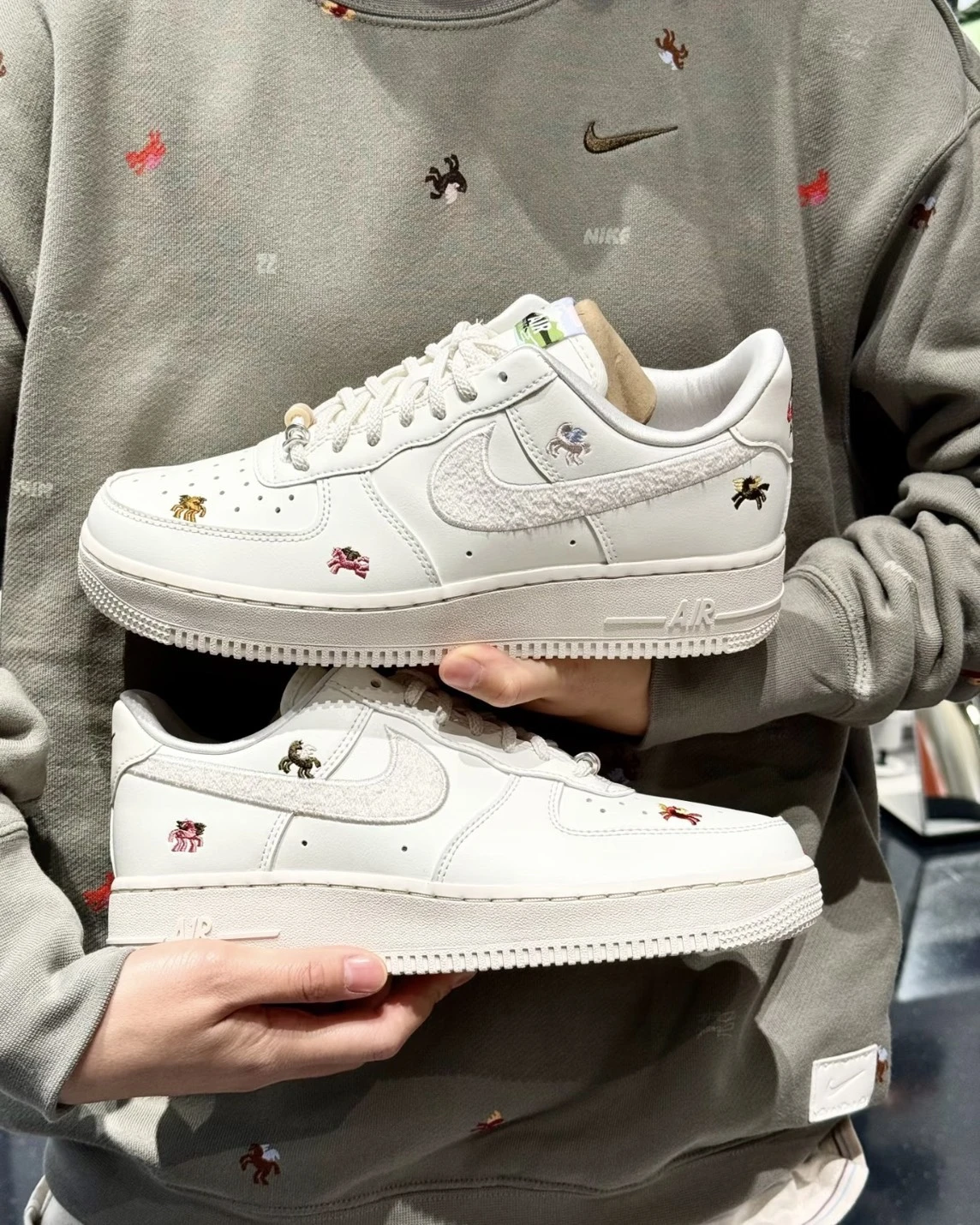 NIKE AIR FORCE 1 '07 "CNY" 馬年 新年限定 新年刺繡 脫韁飛馬 女款(IQ1143-100)