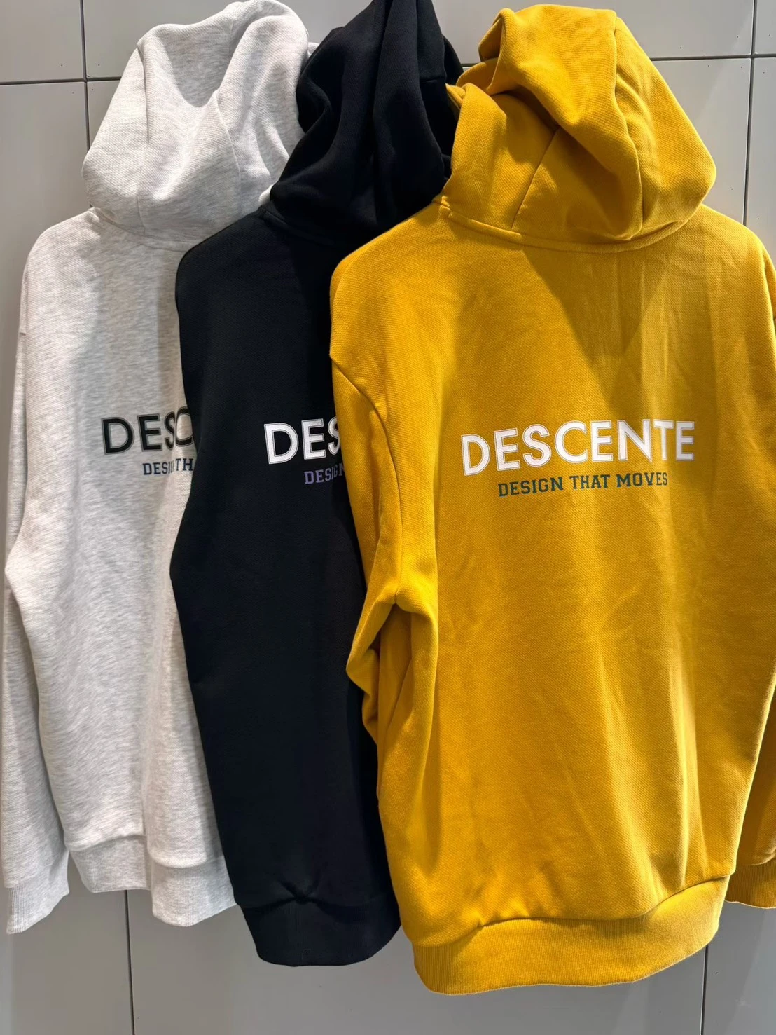 <26年新款>DESCENTE 迪桑特 純色徽標LOGO 背後文字 帽Tee 三色可選(UHD12)