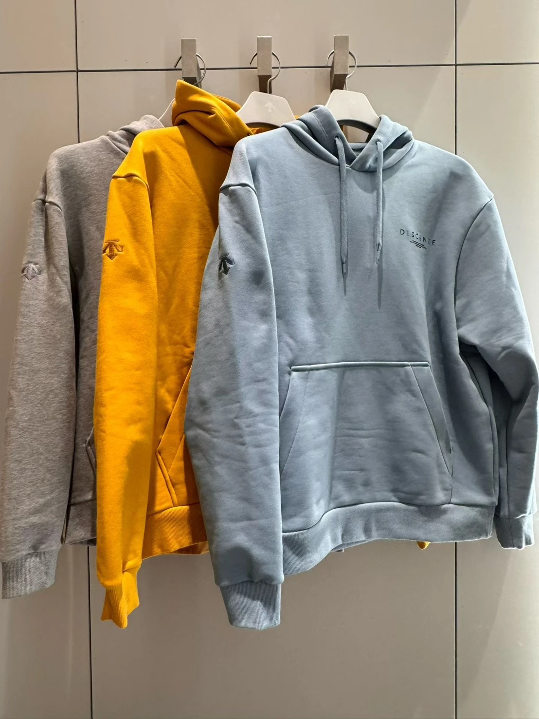 <26年新款>DESCENTE 迪桑特 手臂徽標 胸前文字小標 帽Tee 三色可選(UHD11)