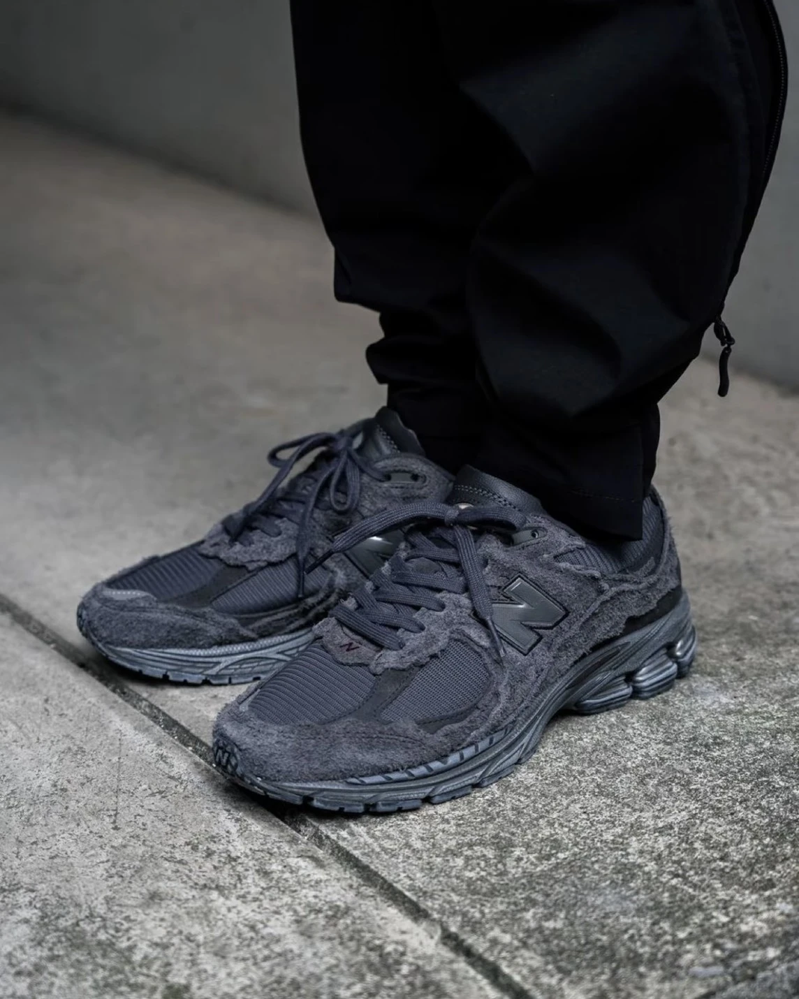 <折扣拿下>New Balance 2002R "Black Phantom" 幻影黑 解構 破壞 麂皮(M2002RDB)