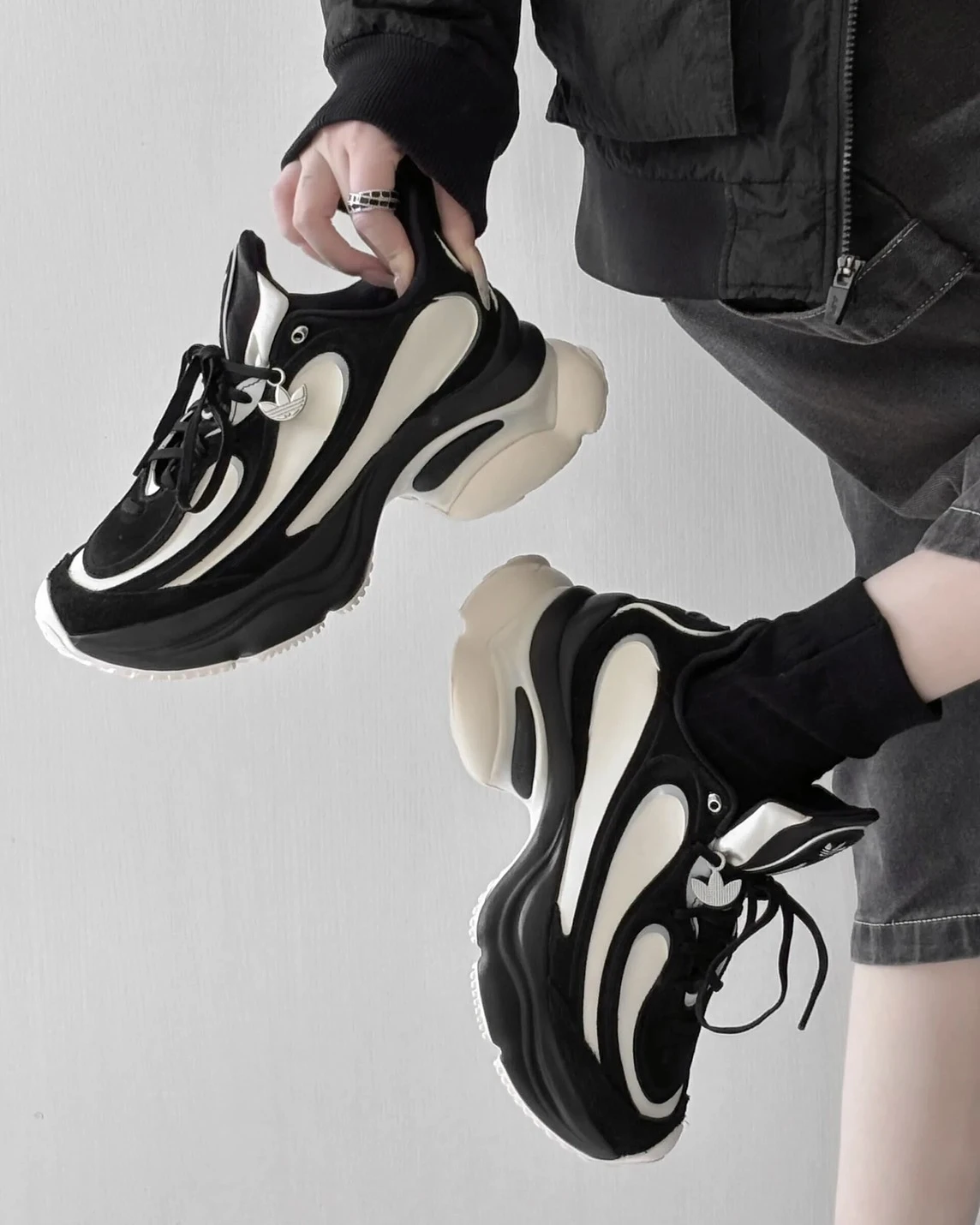 Adidas Originals Ozvenuz 蝴蝶鞋 黑白 復古 厚底 老爹鞋(HQ2679)