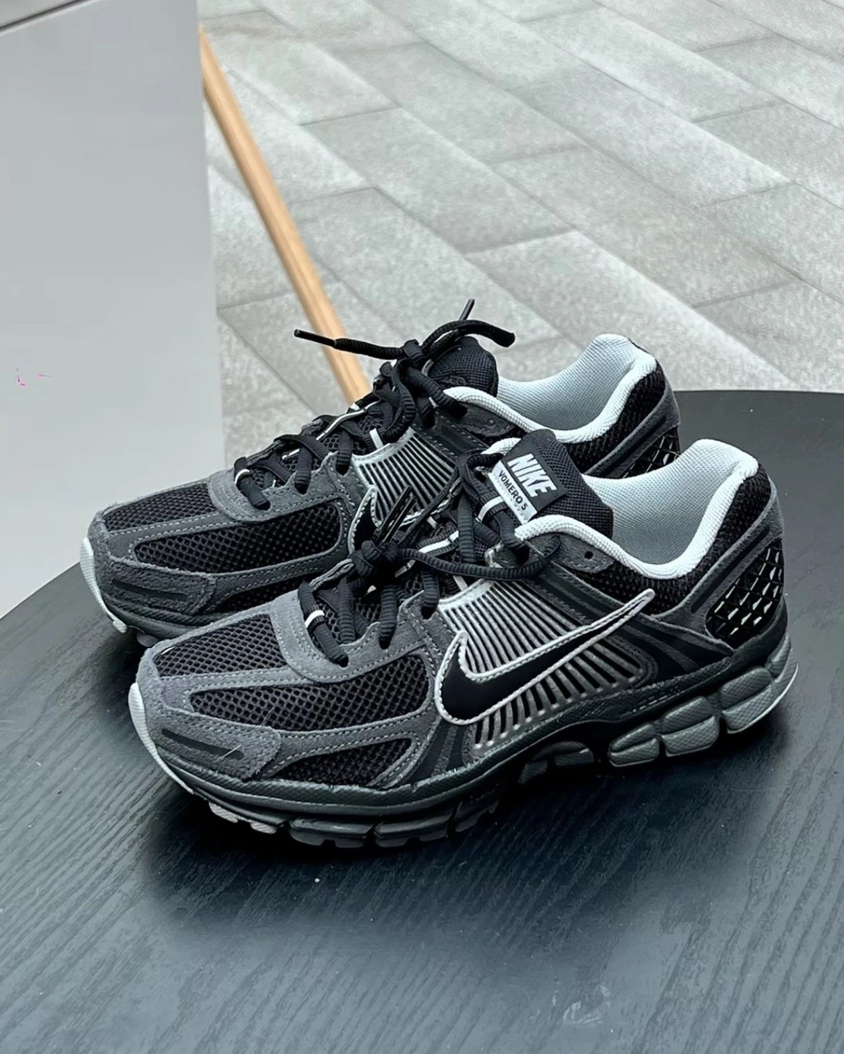 NIKE AIR ZOOM VOMERO 5 黑武士 深灰拼接 麂皮(HF1553-006)