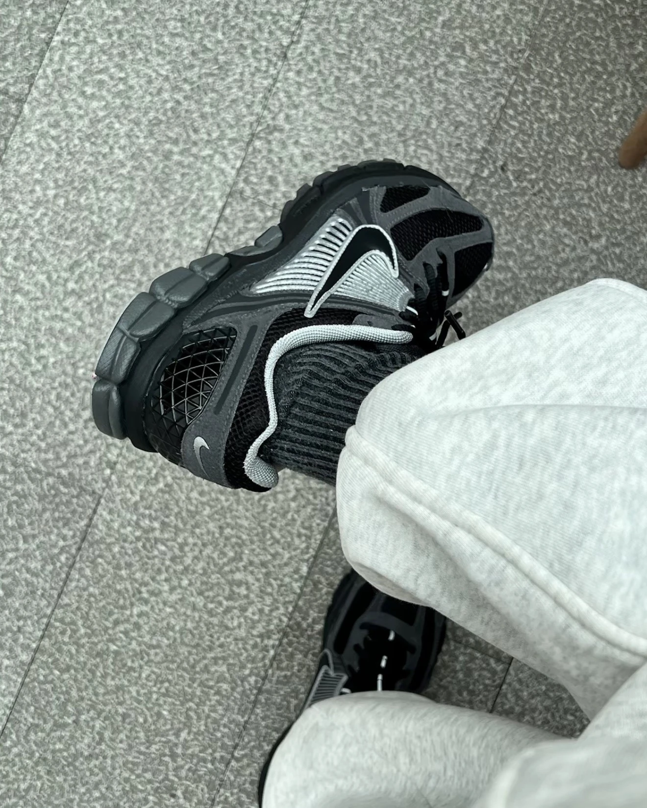 NIKE AIR ZOOM VOMERO 5 黑武士 深灰拼接 麂皮(HF1553-006)