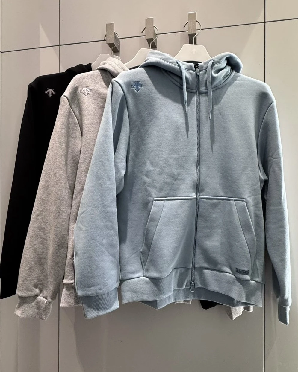 <26年新款>DESCENTE 迪桑特 刺繡徽標 背後拼接LOGO 連帽外套 三色可選(UFT11)