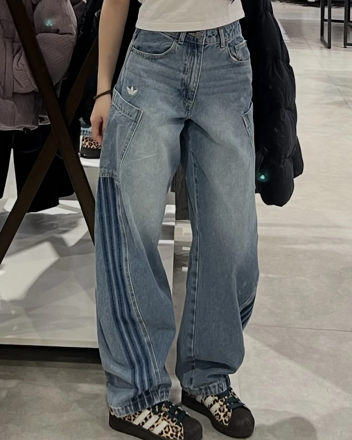 <國外限定>ADIDAS DENIM JOGGERS 寬鬆 高腰 口袋 彎刀 闊腿牛仔褲(KR2628)