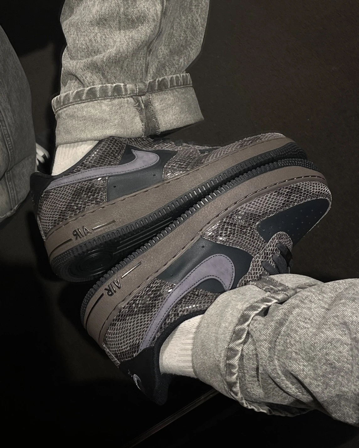 NIKE AIR FORCE 1 黑灰 龍蛇紋 刺繡後跟 平替曼巴(HF2898-001)