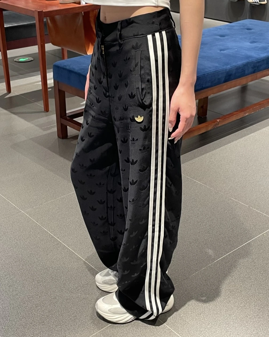 ADIDAS TRACK 滿印LOGO 黑色 三葉草 寬鬆 西裝長褲(KF4939)