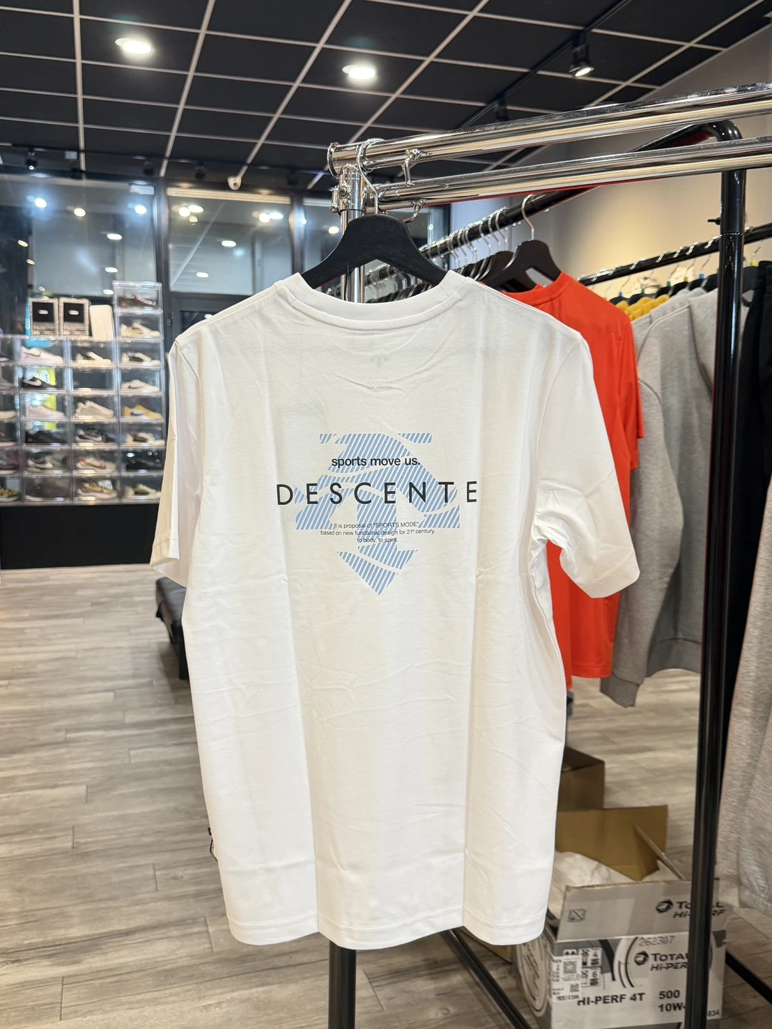 DESCENTE 迪桑特背後大箭頭 三色可選(UTS16)