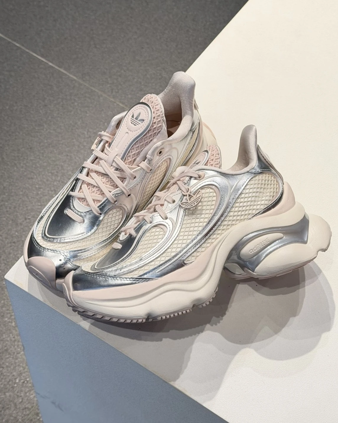 Adidas Originals Ozvenuz 蝴蝶鞋浮蝶鞋蜜桃粉櫻花奶油復古厚底老爹鞋