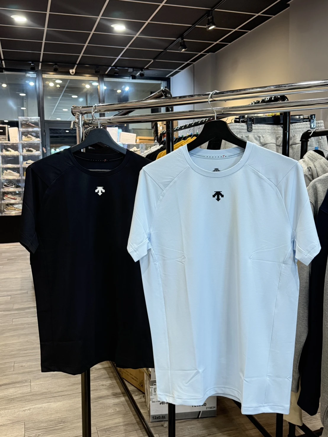 DESCENTE 迪桑特箭頭LOGO短袖 兩色可選 (TCO14)