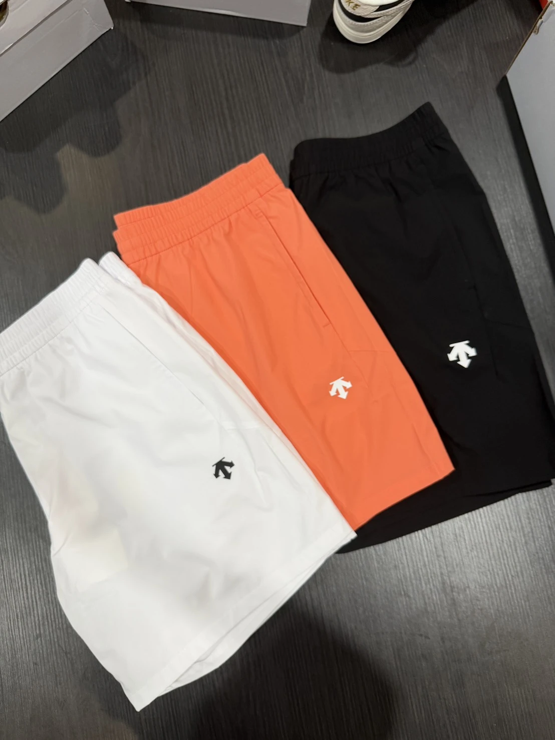 DESCENTE 迪桑特 純色LOGO 短褲 三色可選(UHP11)