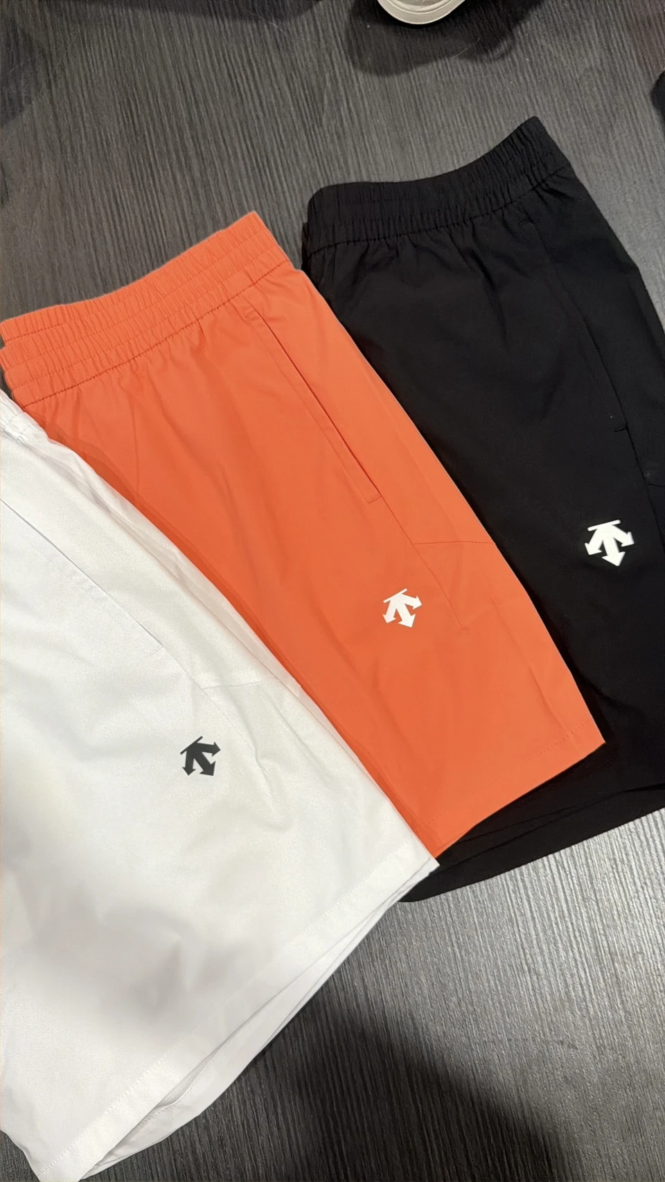 DESCENTE 迪桑特 純色LOGO 短褲 三色可選(UHP11)