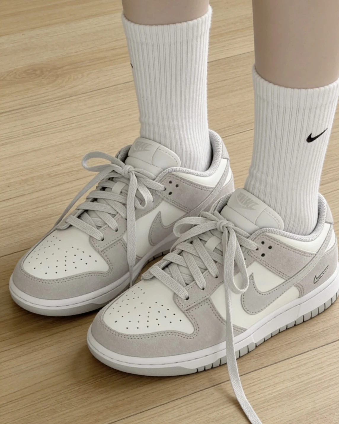 NIKE DUNK LOW 麂皮 淡灰白 金屬小鈎 女款(IO4244-105)