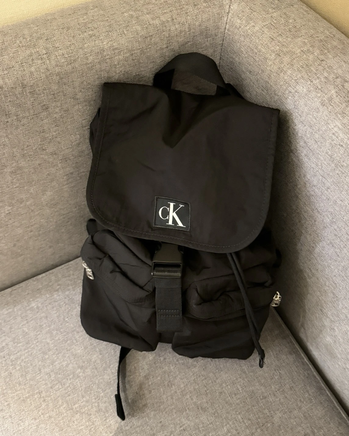 Calvin Klein 抽繩 太空黑 大容量休閒雙肩包(4K3187G-UB1)