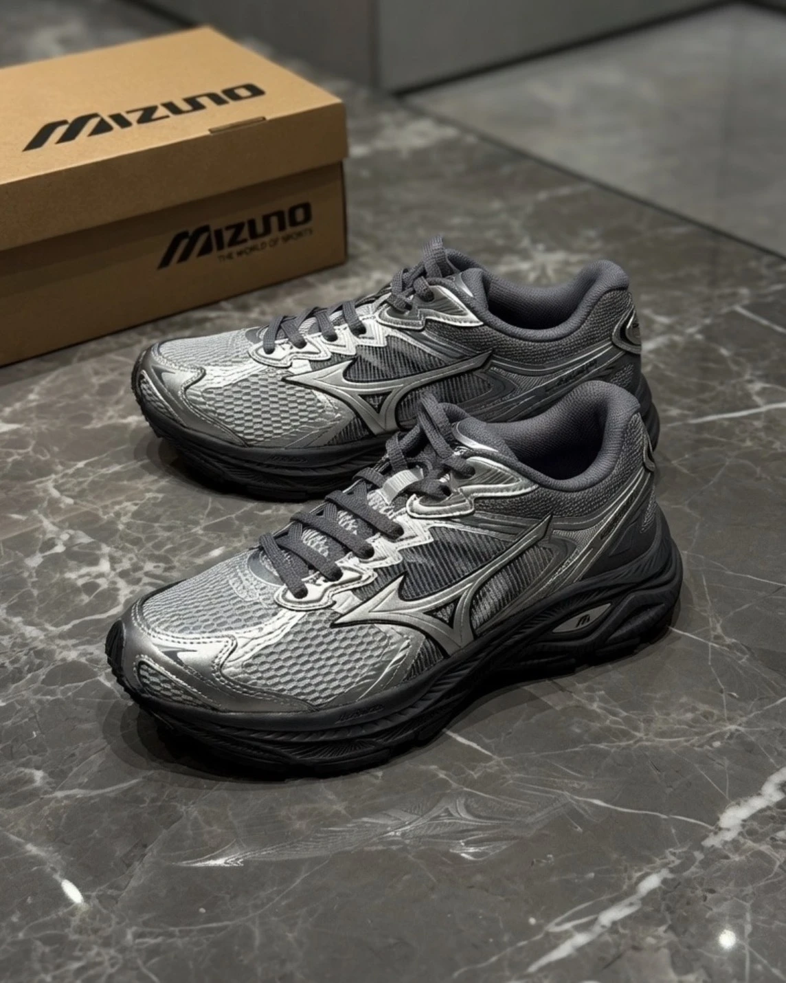 Mizuno RACER V2 美津濃 "Grey" 金屬灰銀 機能復古跑鞋(D1GH250613)