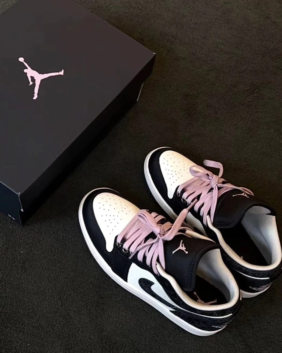 NIKE AIR JORDAN 1 LOW W "Iced Carmine" 碳粉 黑粉(II0595-001)