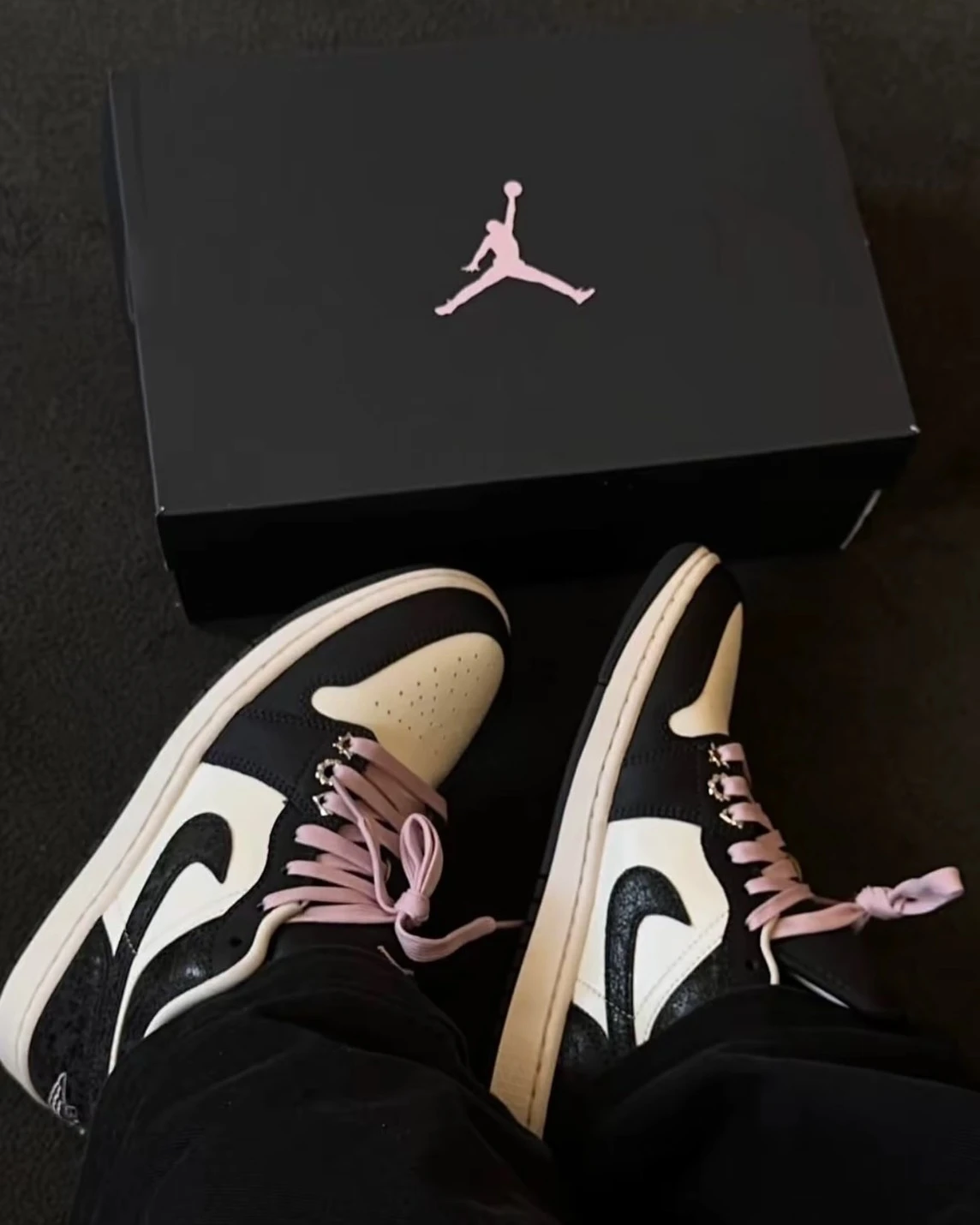 NIKE AIR JORDAN 1 LOW W "Iced Carmine" 碳粉 黑粉(II0595-001)