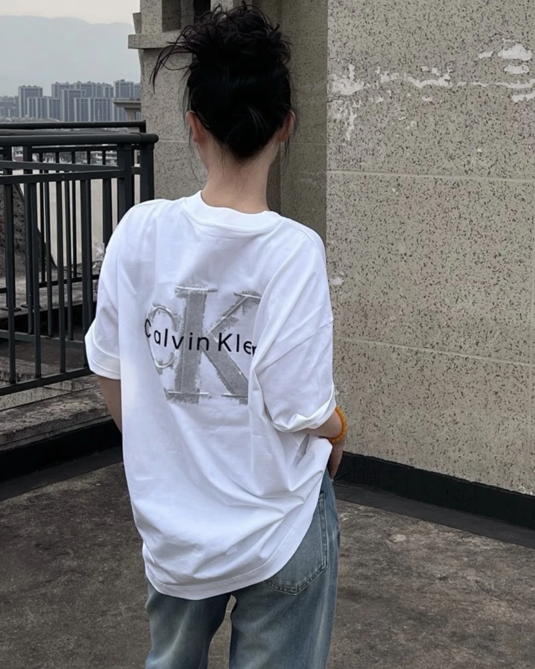 Calvin Klein 立體浮雕壓紋 LOGO 落肩 短袖(兩色可選)
