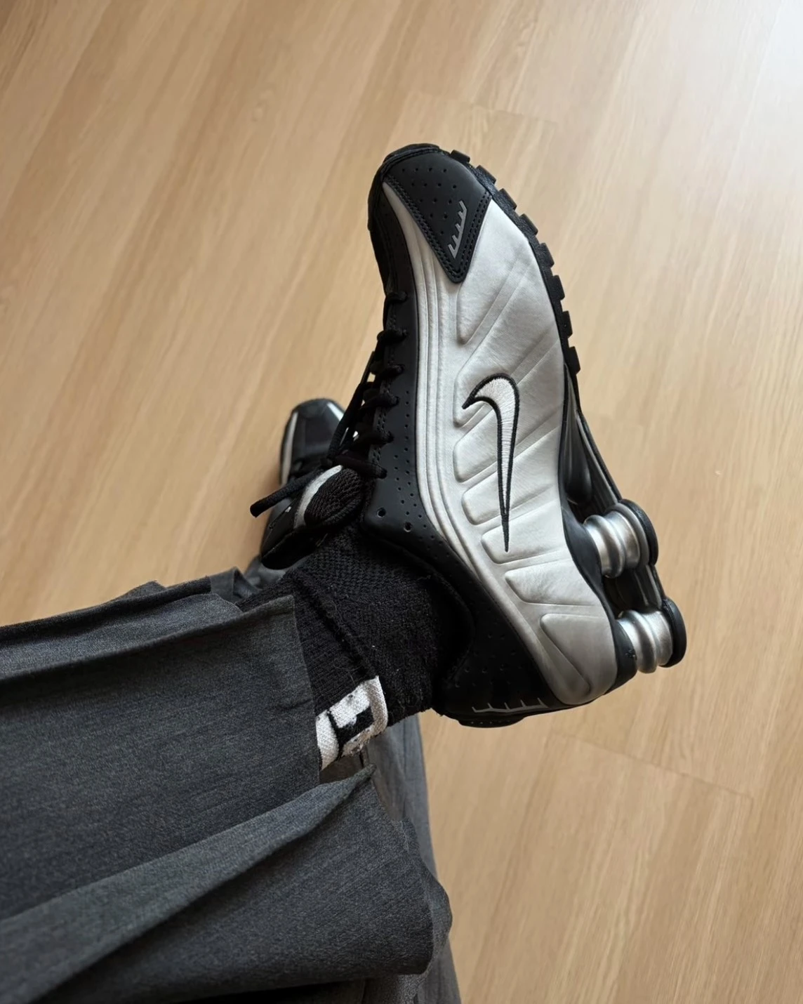 NIKE SHOX R4 "Metallic Silver Black" 黑銀 氣墊 彈簧鞋 男款(HQ1988-007)